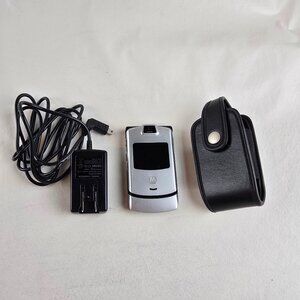 Motorola Razr V3m Flip Phone Silver Verizon With Wall Charger & Belt Clip Case